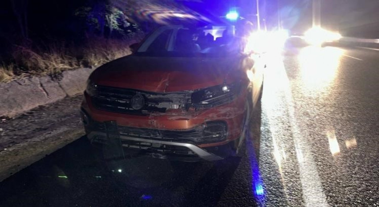 Bilecikte kontrolden çıkan otomobil refüje çarptı, 1 kişi yaralandı