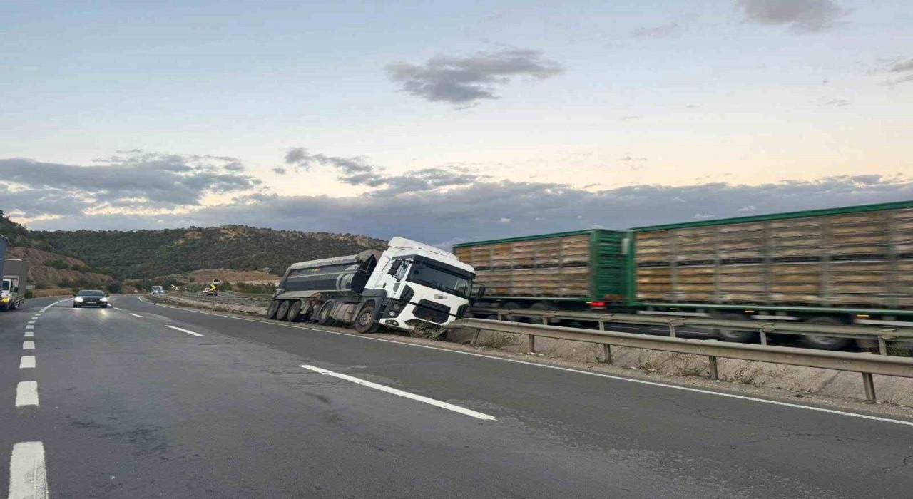 Bilecikte kontrolden çıkan tır orta refüje çarparken, sürücüsü yaralandı