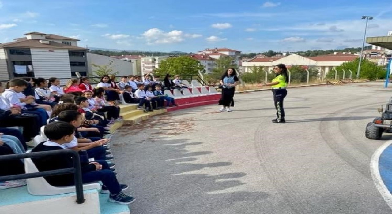 Bilecikte miniklere trafikte bilinç eğitimi