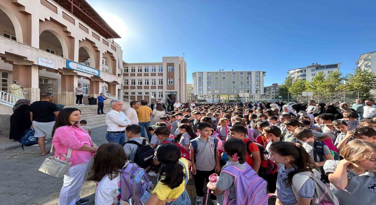 Bingölde 60 bin öğrenci ders başı yaptı