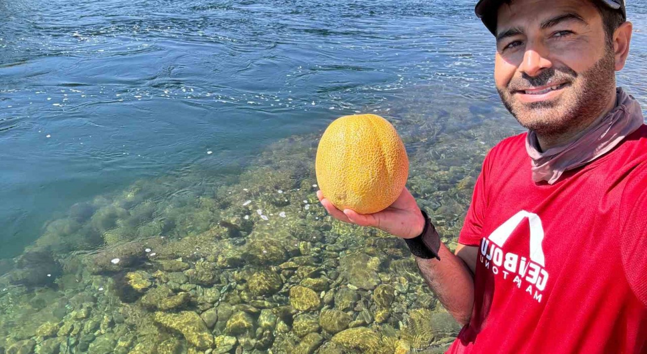 Bingölde doğa tutkunundan su altında meyve keyfi