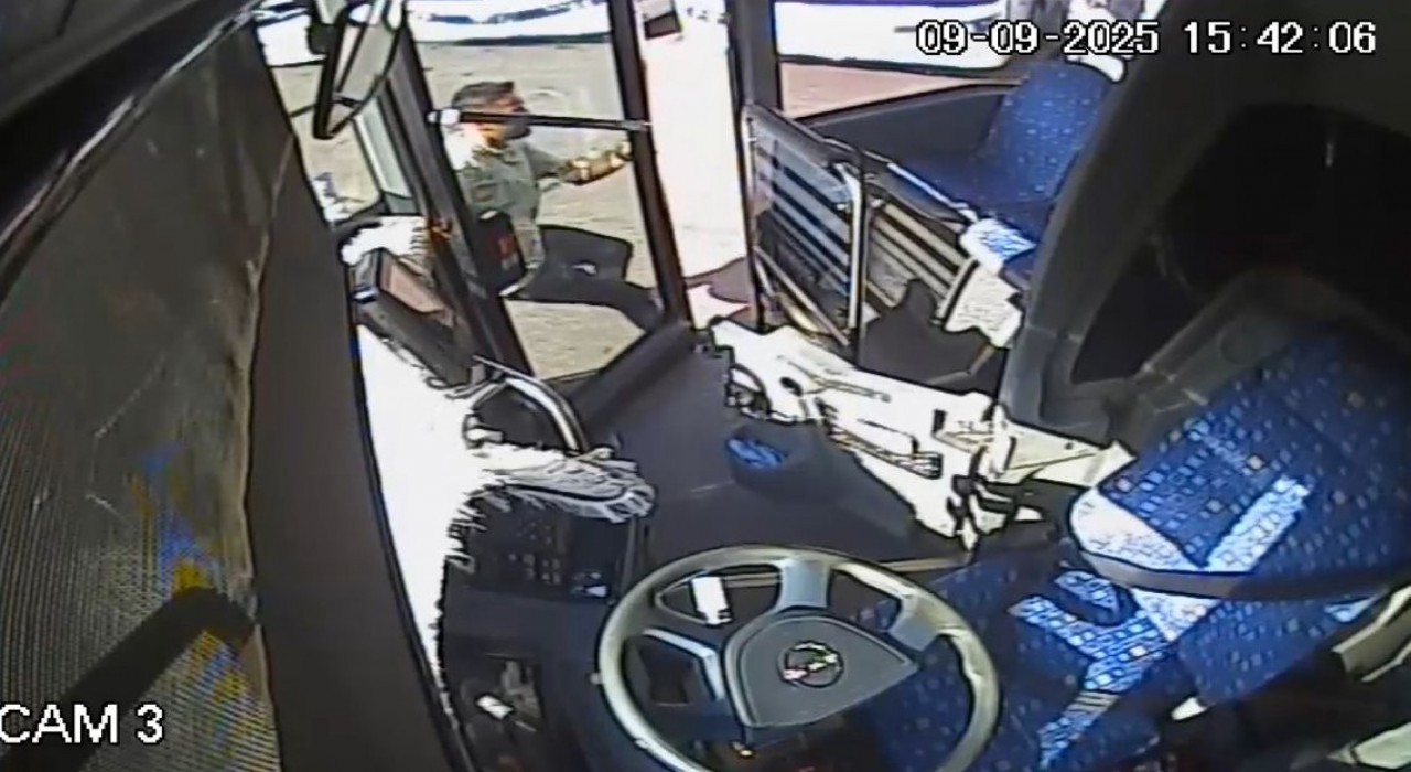 Bingölde el freni çekilmeyen otobüs geri kayarak park halindeki diğer otobüse çarptı