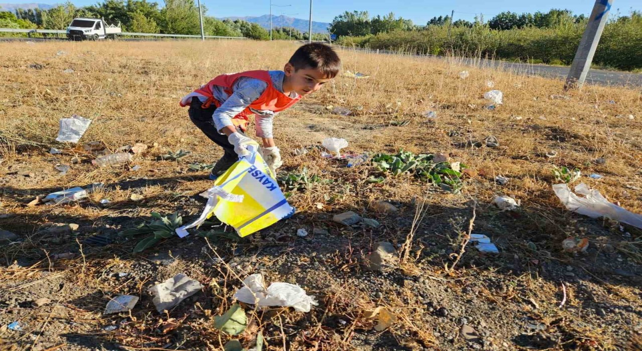 Bingölde gönüllülerinden çevre temizliği