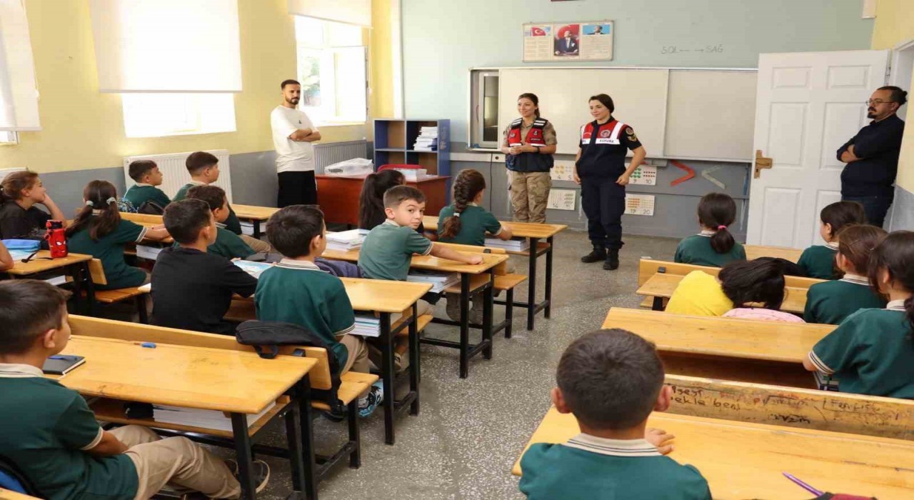 Bingölde jandarma öğrencilerin ilk gün heyecanına ortak oldu