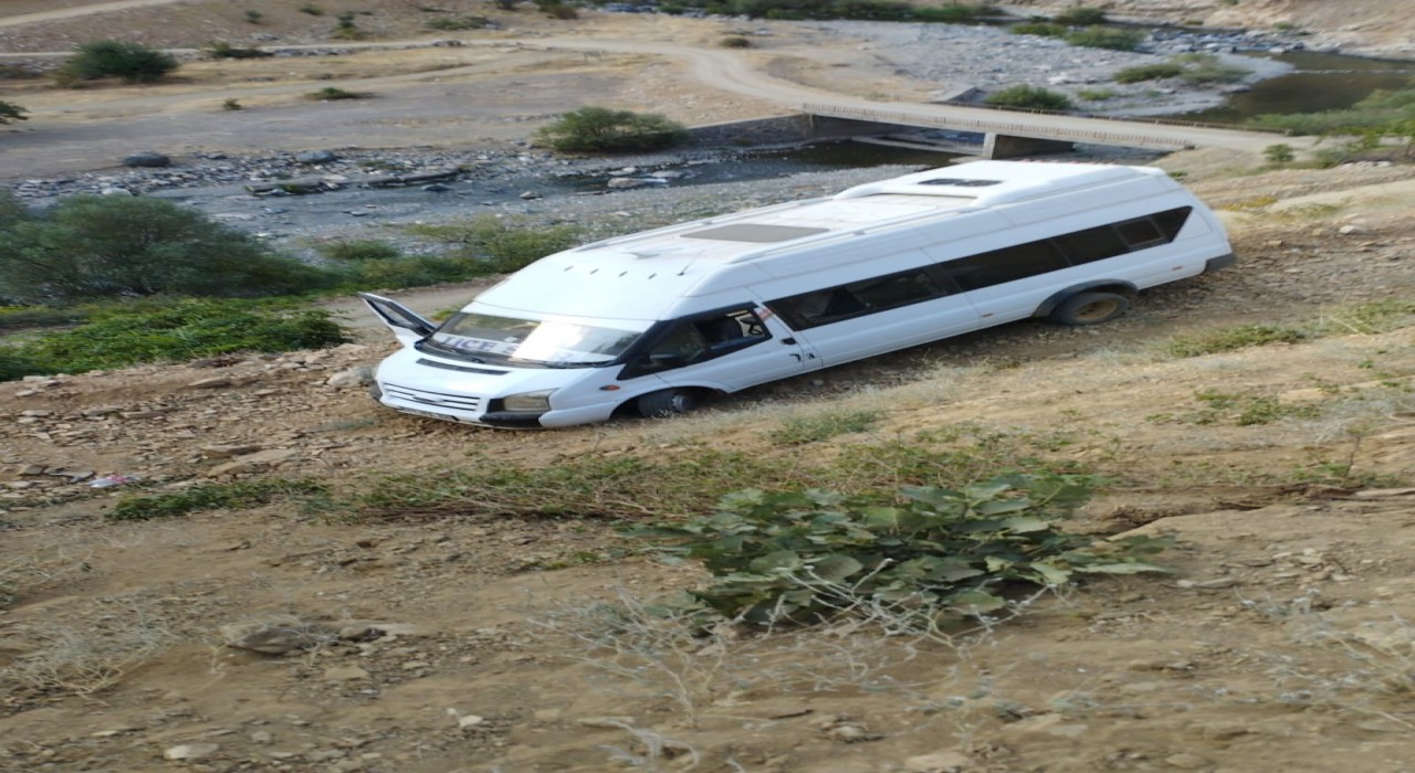 Bingölde kontrolden çıkan minibüs şarampole girdi: 7 yaralı