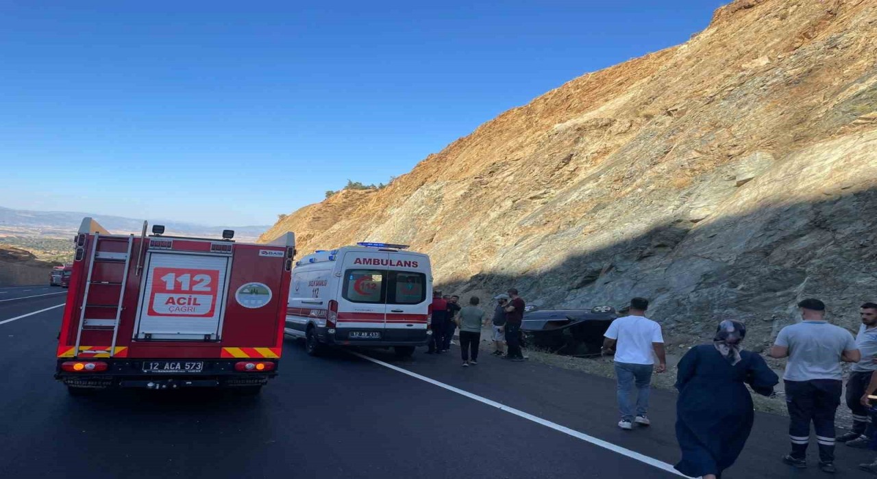 Bingölde otomobil takla attı: 3 yaralı