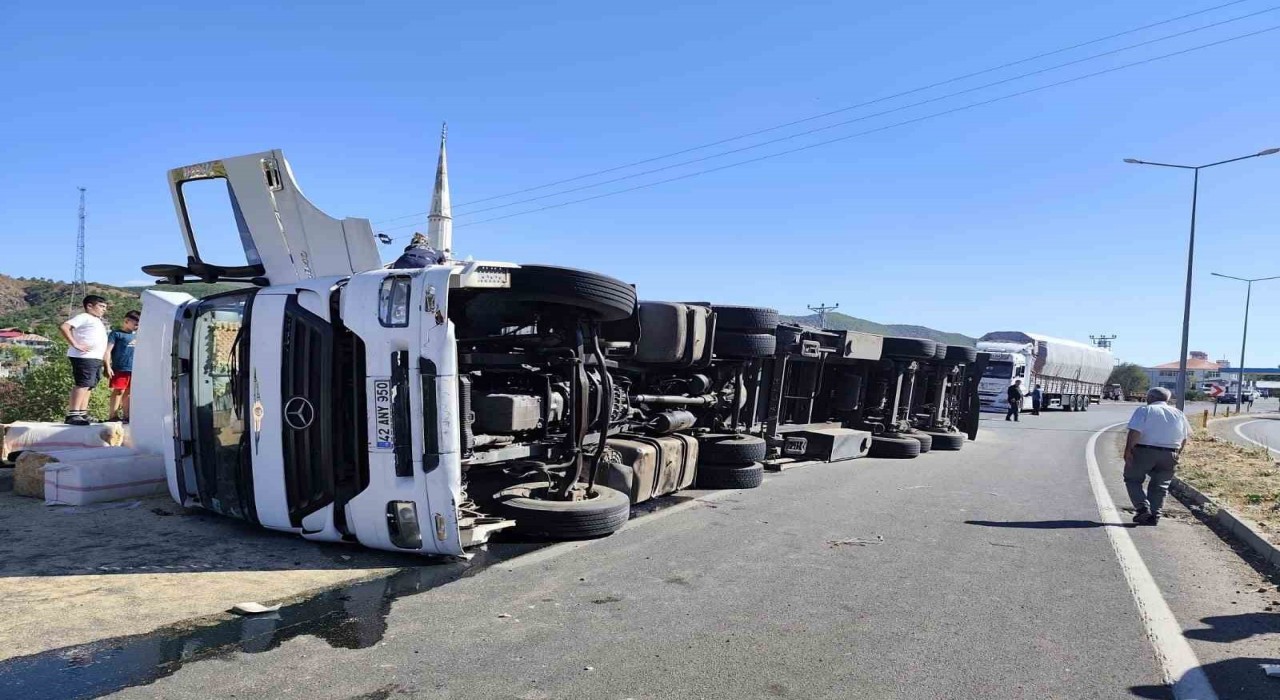 Bingölde saman yüklü kamyon devrildi, yol trafiğe kapandı
