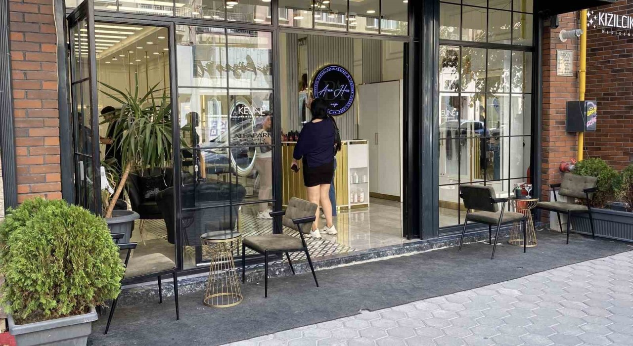 Bir kadın 4 dükkanın önündeki dekorasyon malzemelerini çaldı