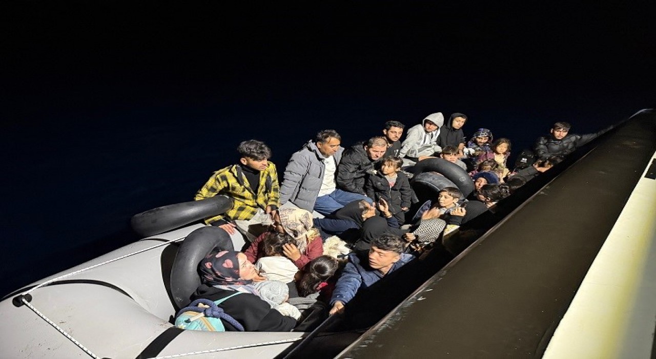 Bir lastik bota sığmışlar; 18i çocuk 36 göçmen yakalandı