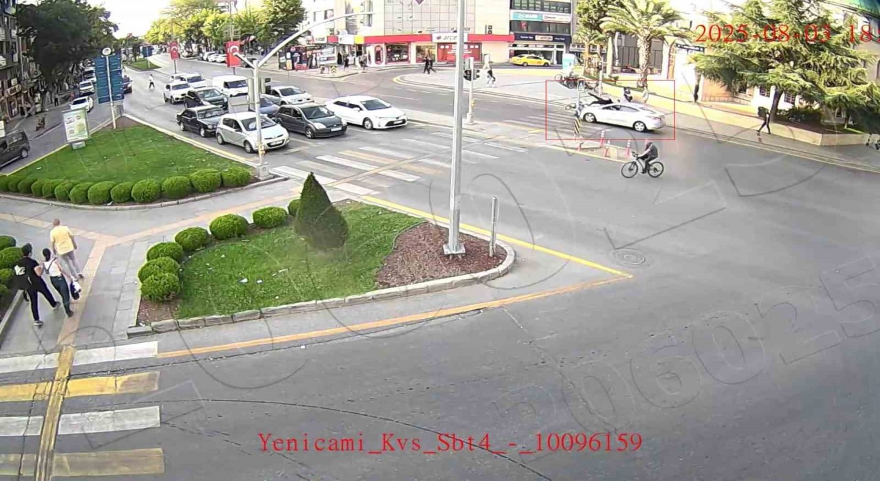 Bisikletliye yaya geçidinde otomobil çarptı: O anlar KGYSye yansıdı