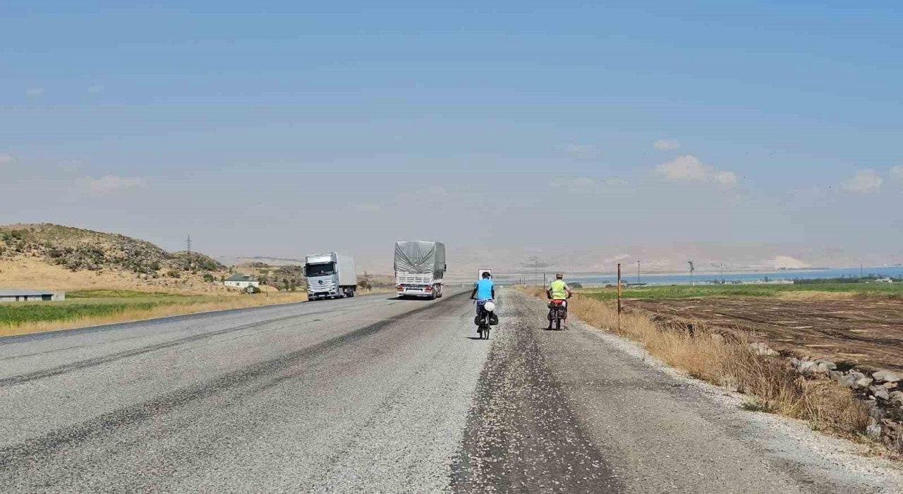 Bisikletseverlerden Van Gölüne büyük ilgi