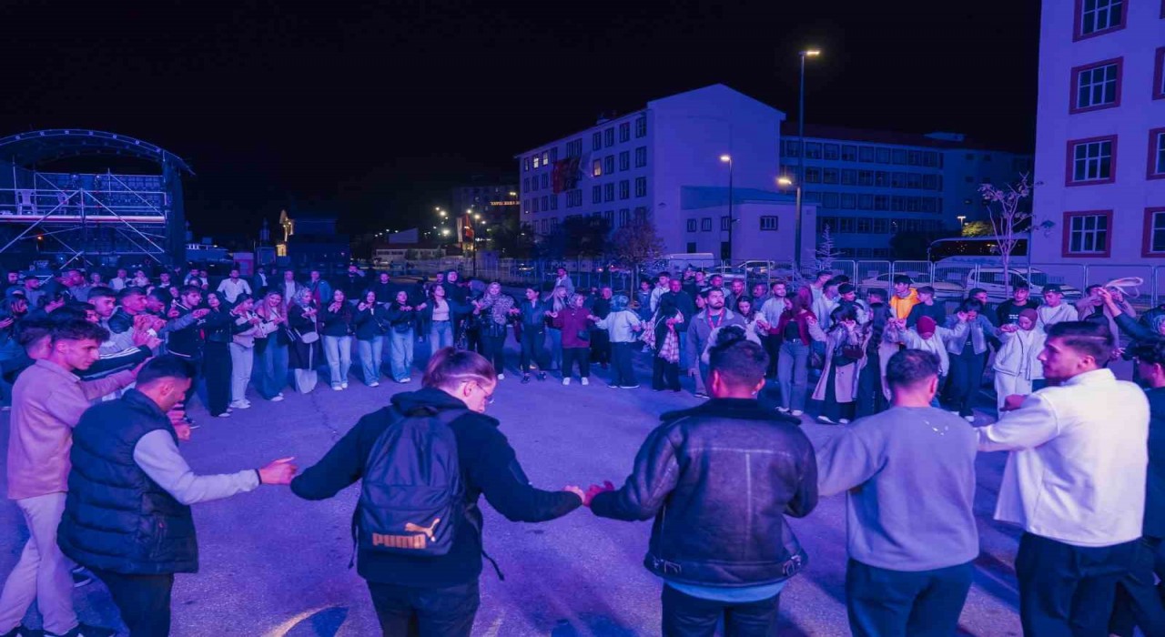 Bitlisteki Bir Anadolu Şenliği türkülerle başladı