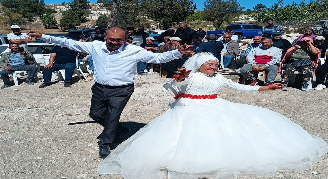 Bitmeyen aşk: 4 çocuklu 9 torunlu çift, 40 yıl sonra düğün yaptı