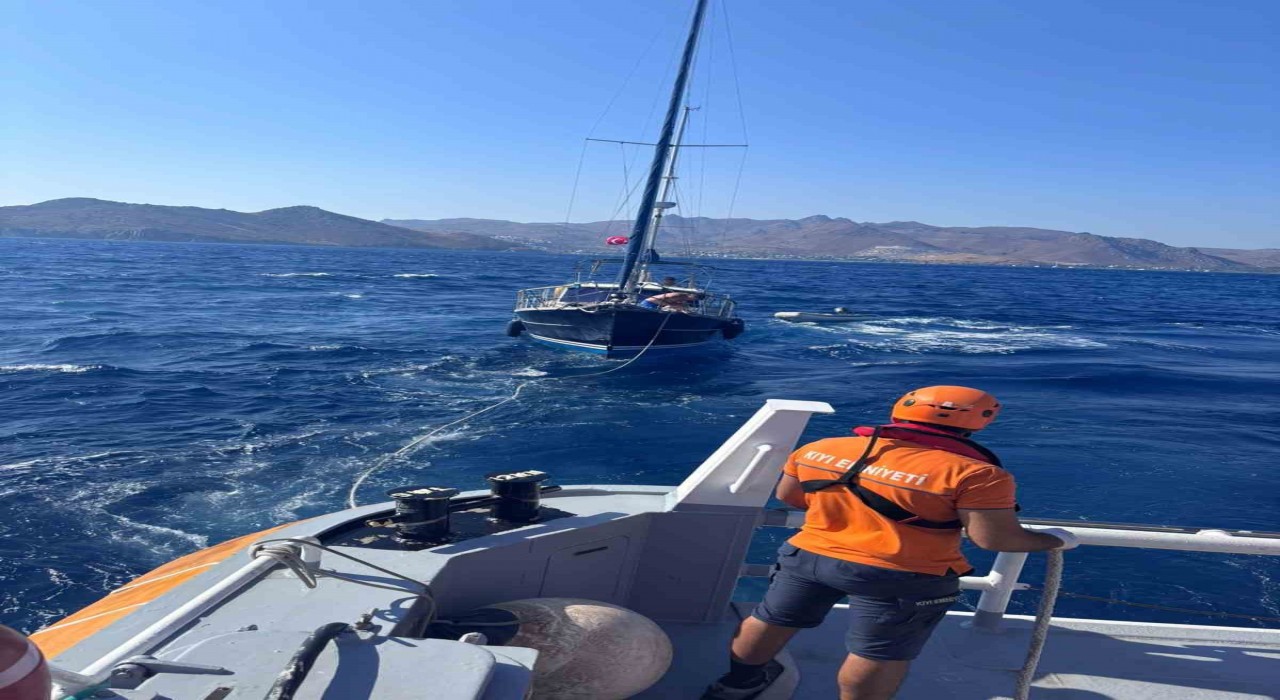 Bodrumda dümen arızası yapan tekne KIYEM ekiplerince kurtarıldı