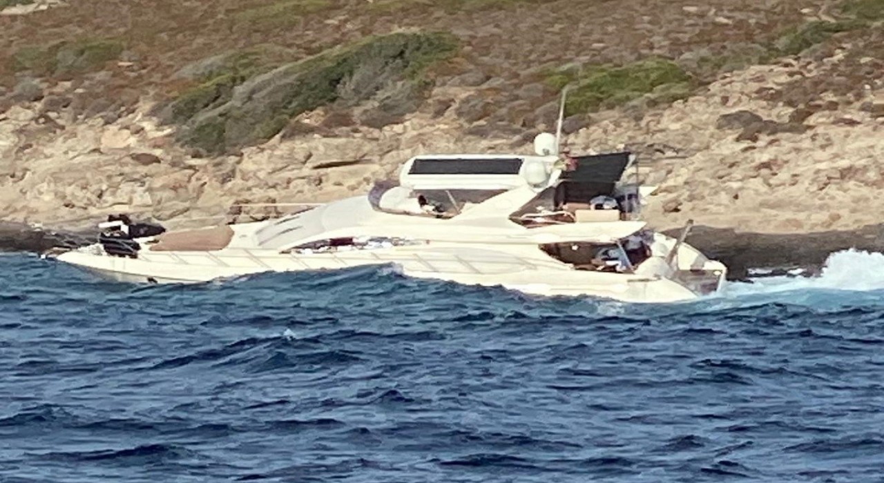 Bodrumda motoryat, servis botuyla birlikte karaya vurdu