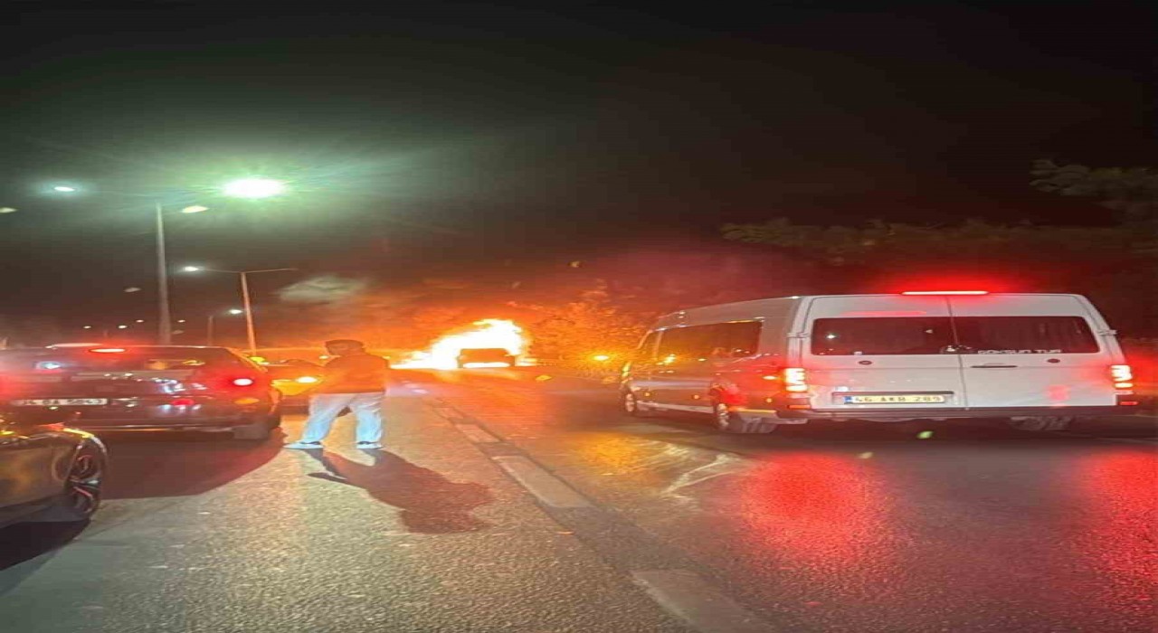 Bodrumda seyir halindeki cip alev topuna döndü, sürücü son anda kurtuldu