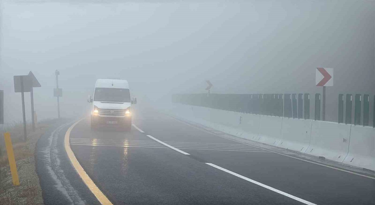 Bolu Dağında sis ve sağanak etkili oluyor: Görüş mesafesi 15 metreye düştü