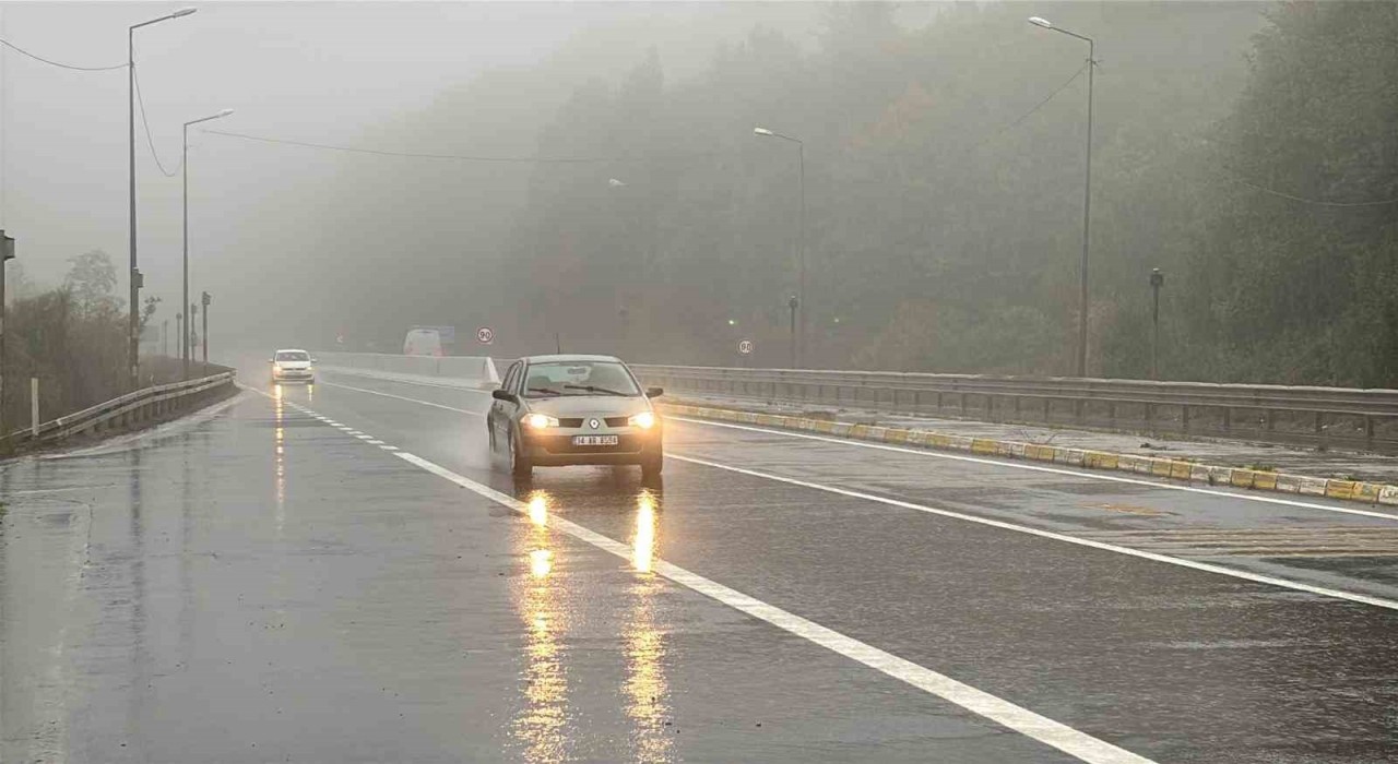 Bolu Dağında sis ve sağanak görüş mesafesini düşürdü