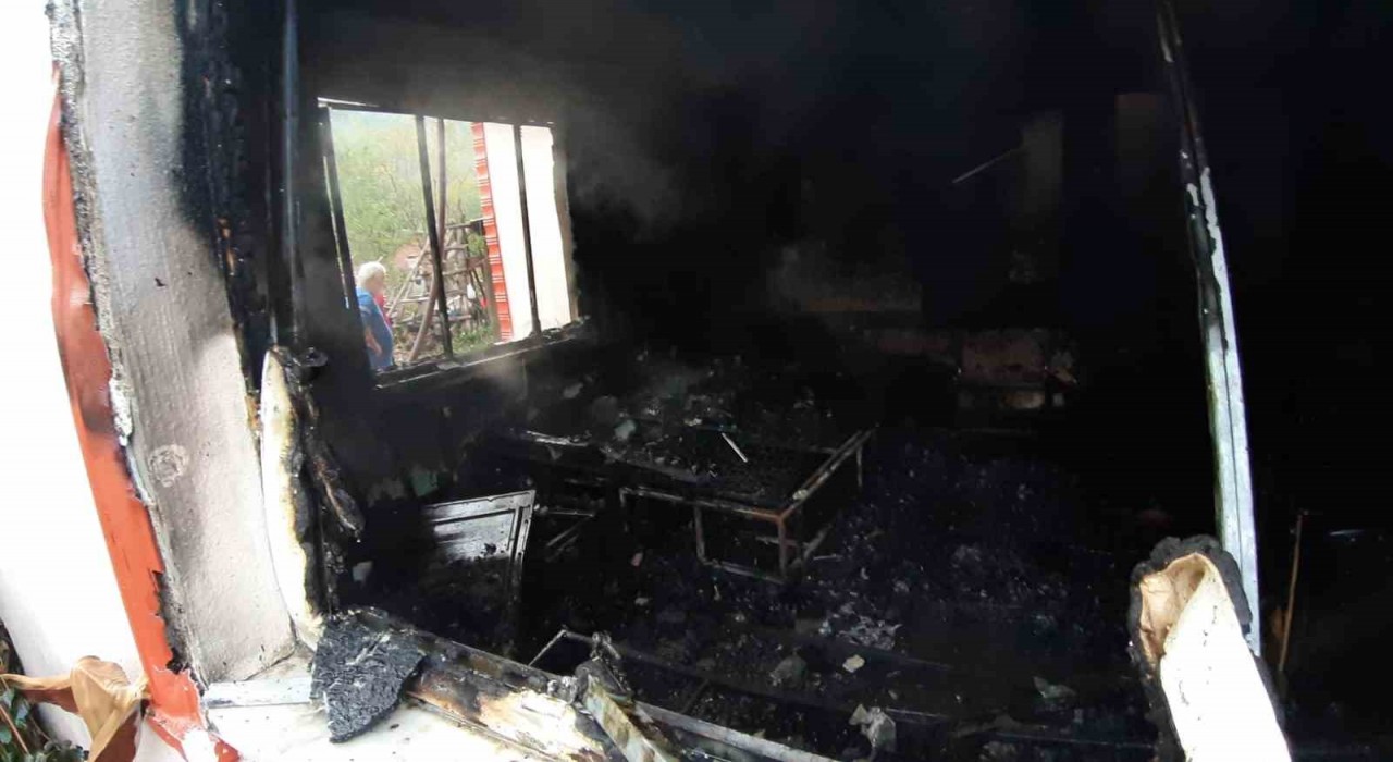 Boluda ahşap evde çıkan yangında yaşlı çift hayatını kaybetti