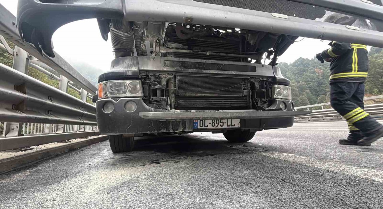 Boluda mobilya yüklü kamyon alev aldı: Erken müdahale faciayı önledi