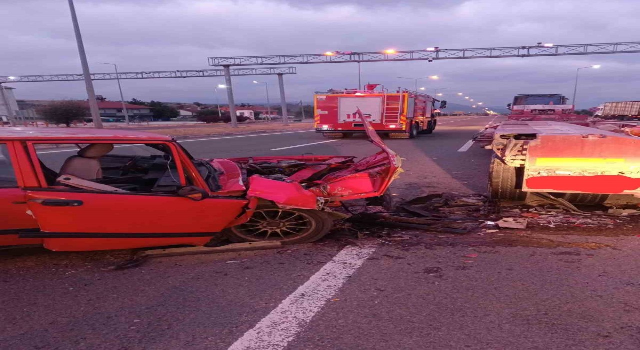 Boluda otomobil tıra çarptı: 1 yaralı