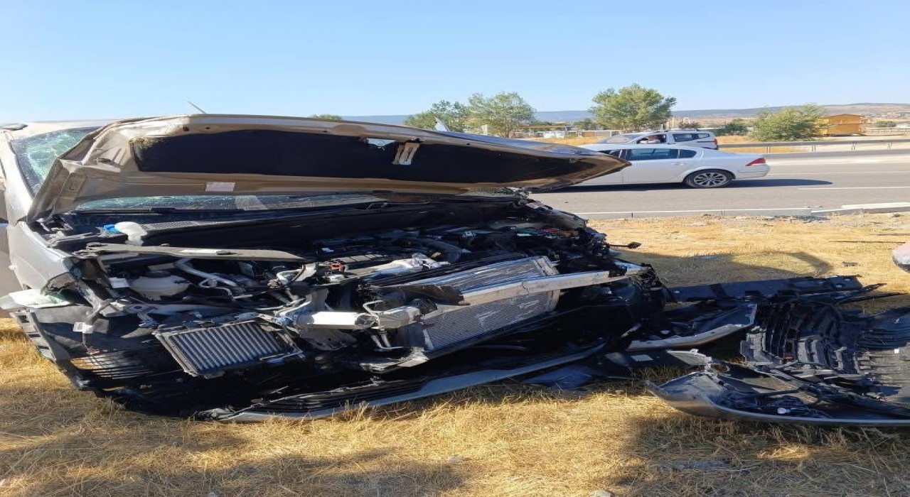 Boluda otomobil ve hafif ticari araç çarpıştı: 1 ölü, 4 yaralı