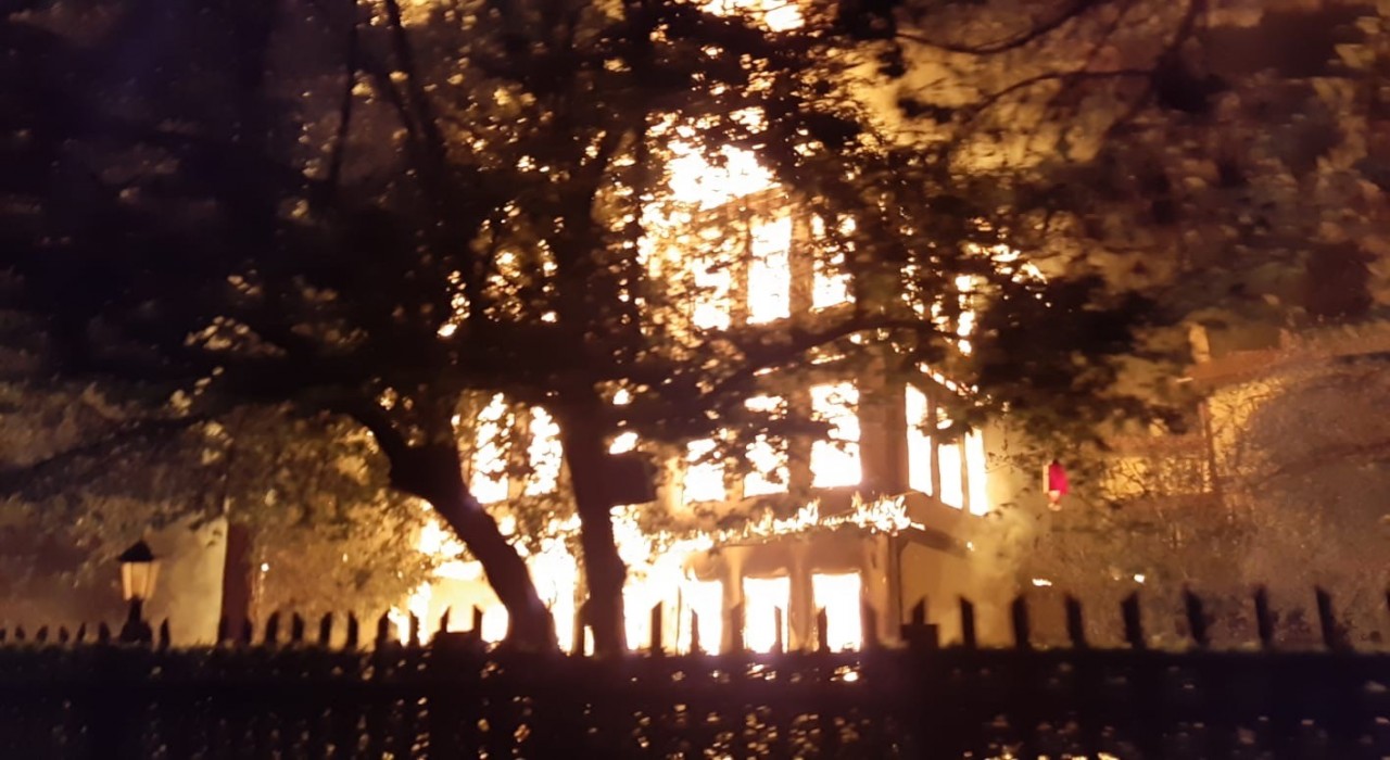 Boluda tarihi Keyvanlar Konağı kül oldu: Alevler geceyi aydınlattı