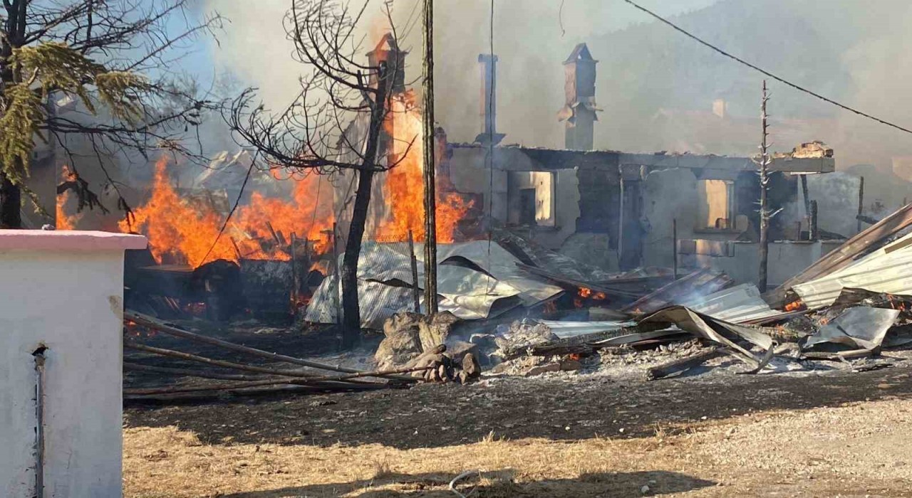 Boluda yaylada 12 yapı küle döndü: Kundaklama şüphesi