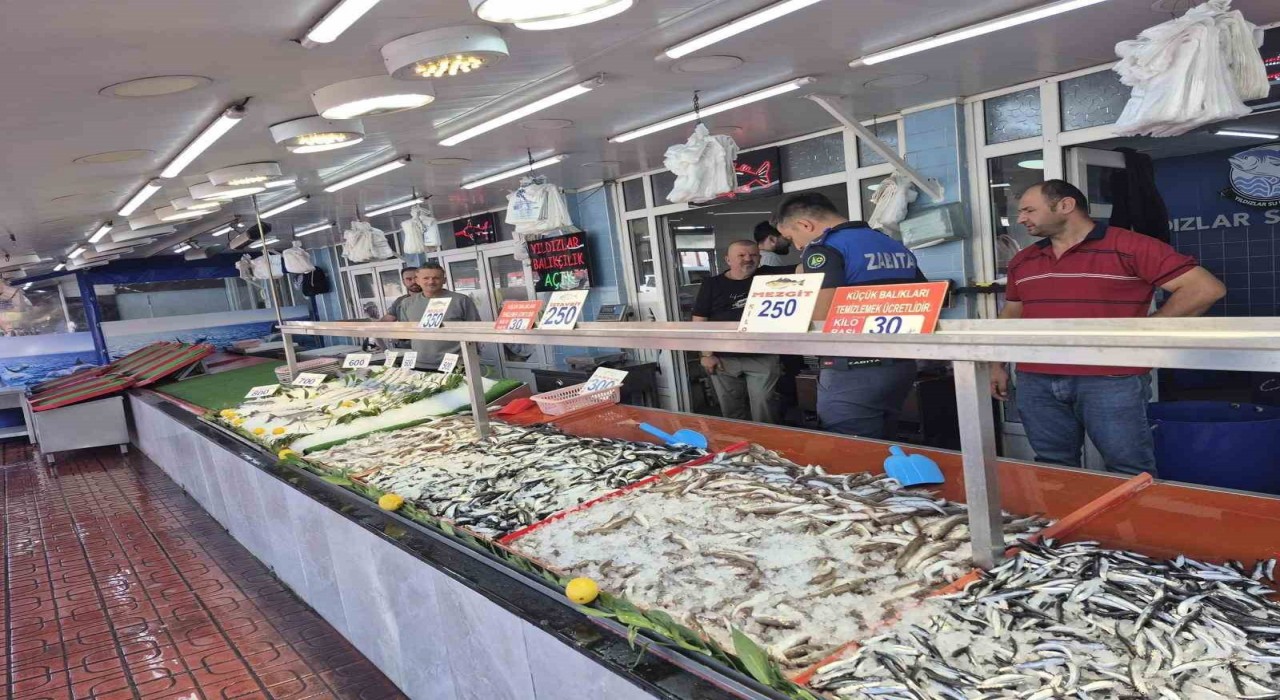 Boluda zabıtadan balık tezgâhlarına denetim