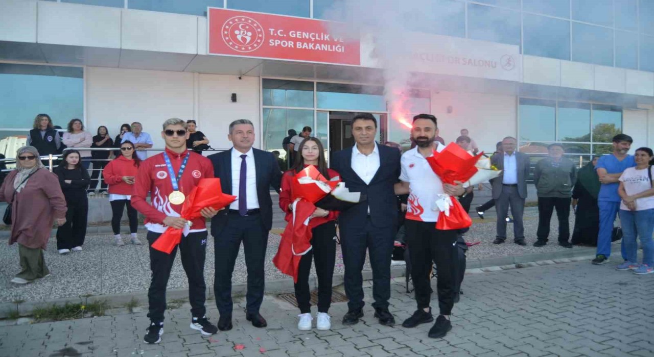 Bolulu sporcular Muaythaida dünya şampiyonu oldu