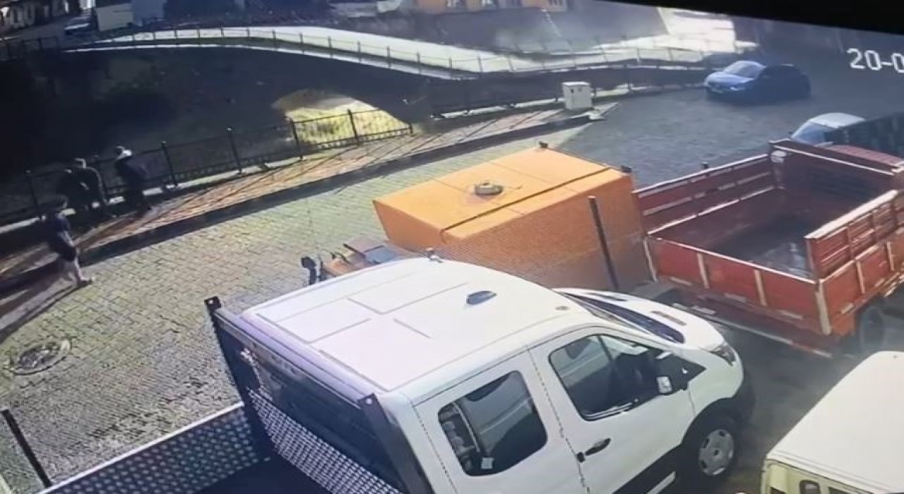 Borçkada selde tarihi köprünün yıkılma anı kamerada