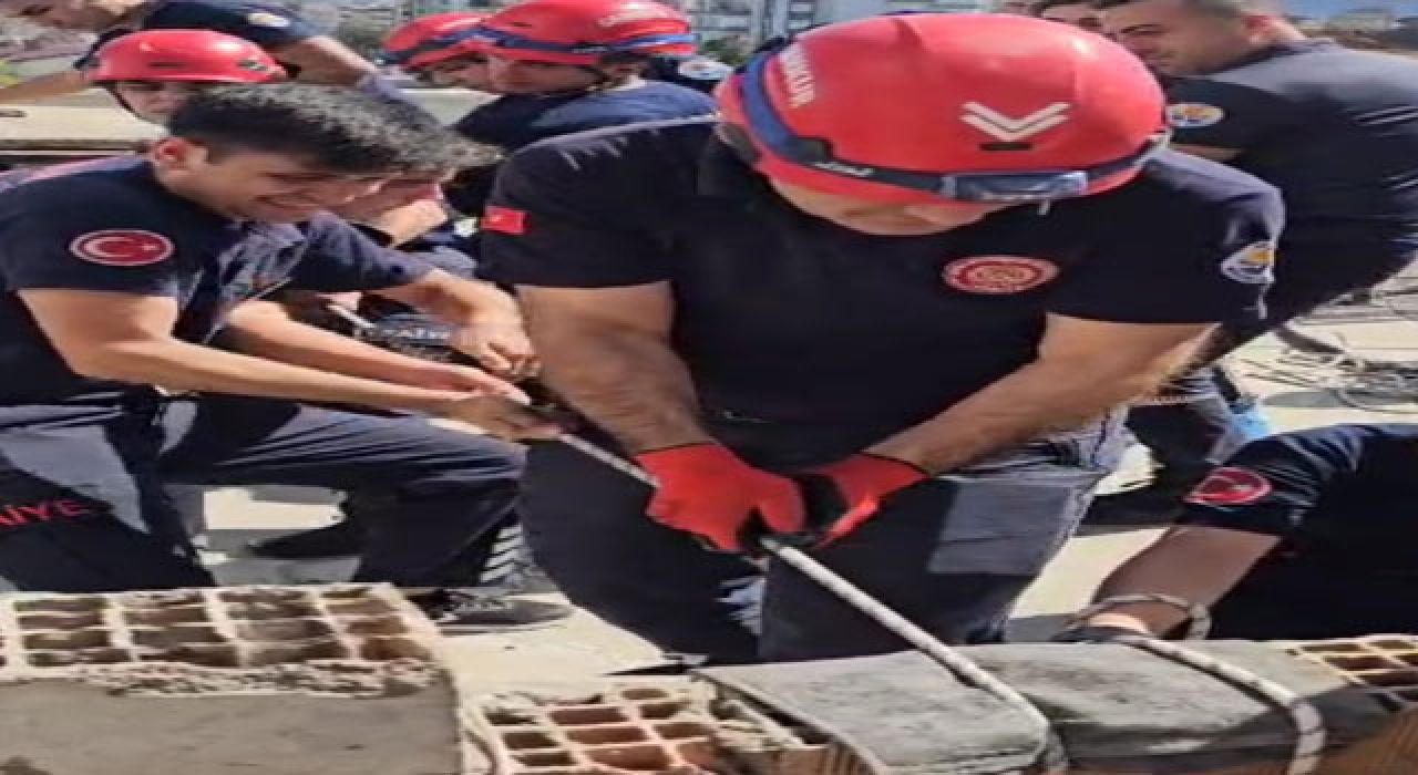 Boya Yaparken Düşen İşçi İtfaiye Tarafından Kurtarıldı