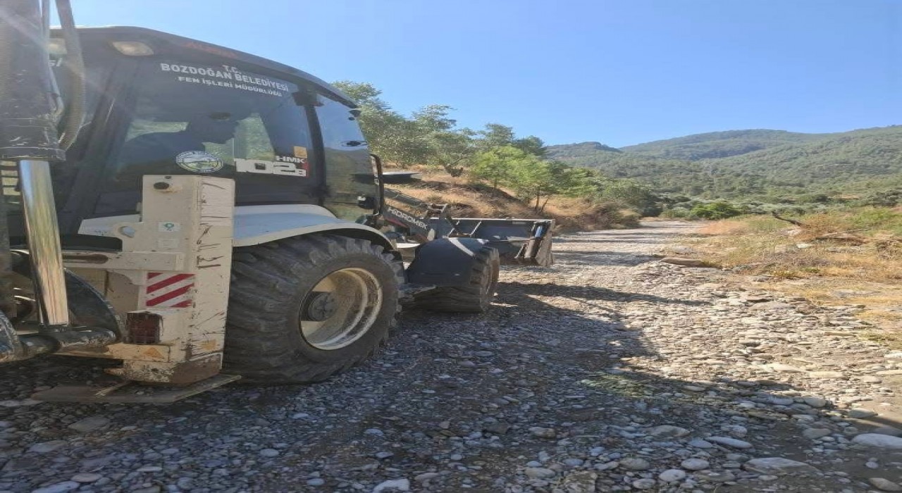 Bozdoğanda arazi yolları bakıma alındı