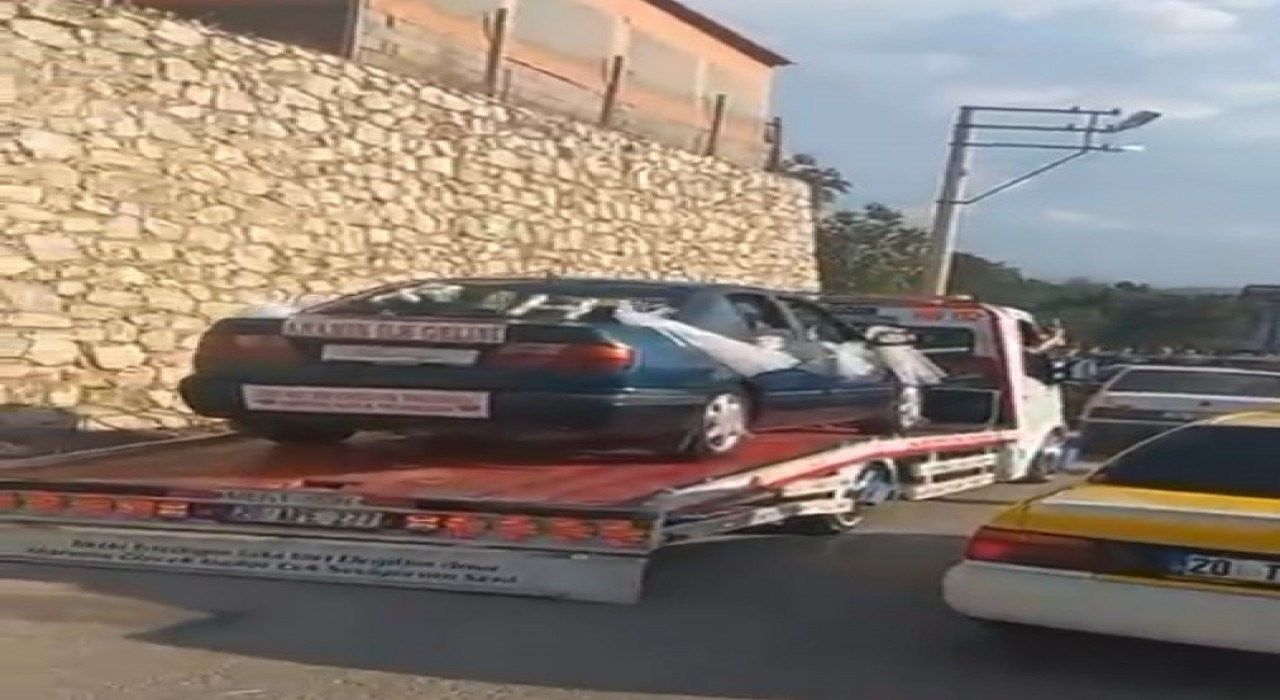 Bozulan gelin arabası yoluna çekicinin üzerinde devam etti