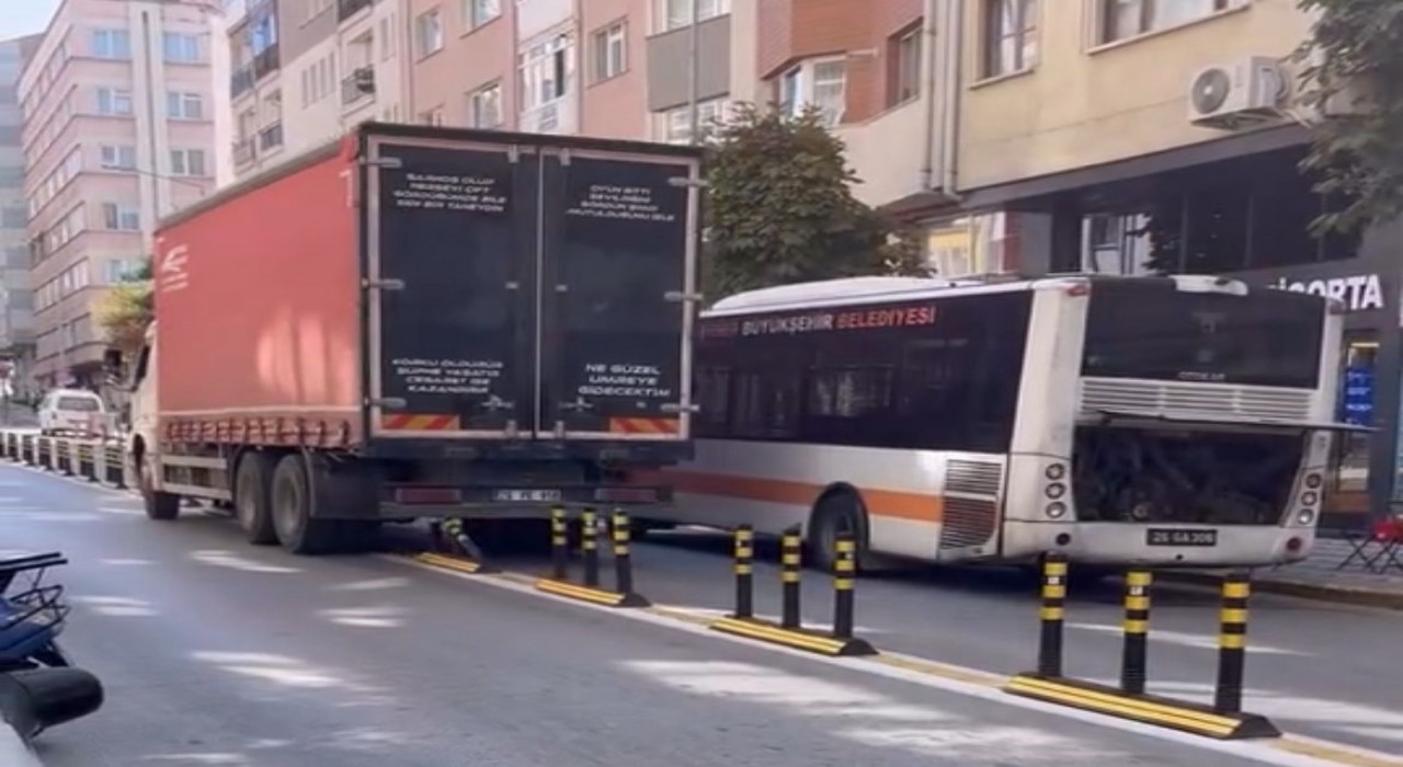 Bozulan otobüs yolu kapadı, kamyon dubaları çiğneyerek yoluna devam etti