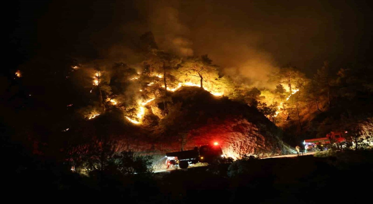 Buharkenti de etkileyen yangını söndürme çalışmaları sürüyor