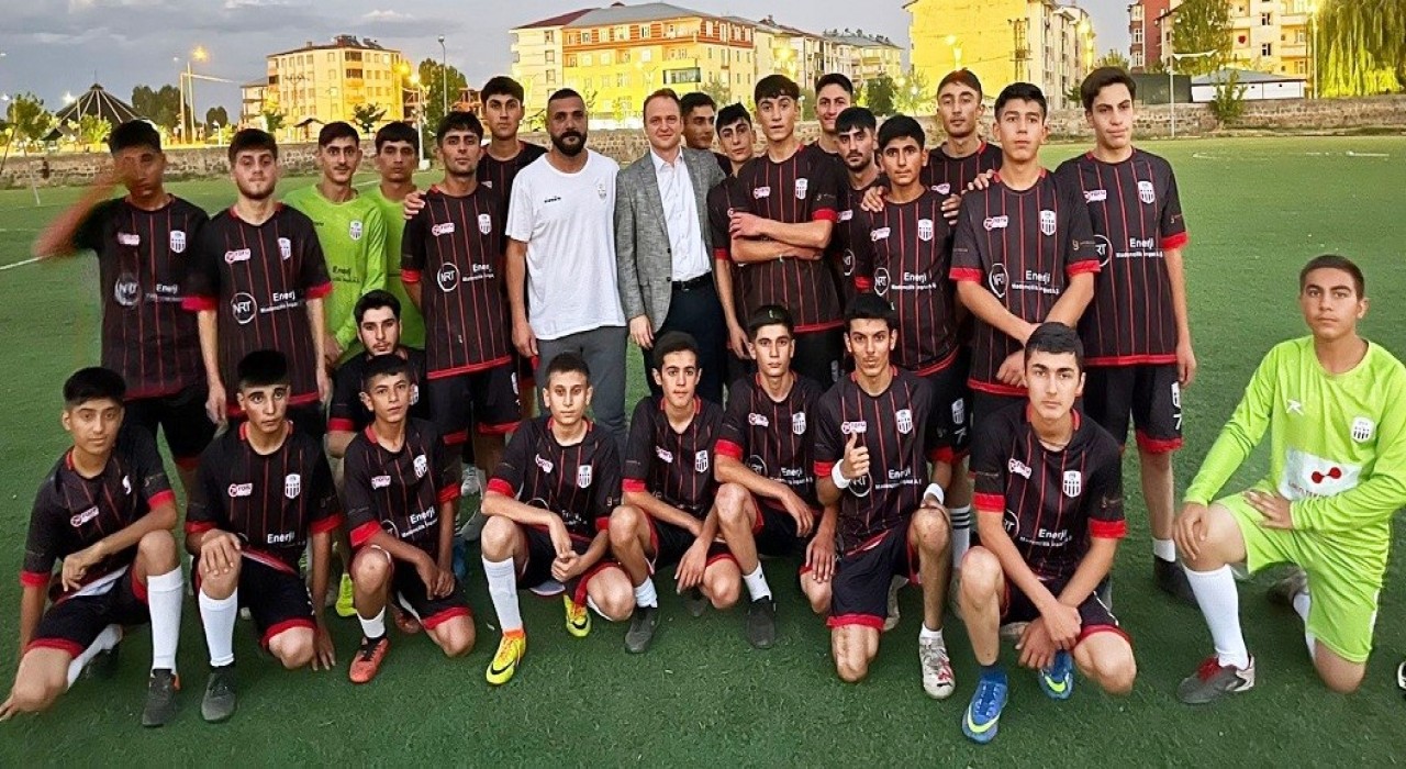 Bulanık Kaymakamı Ömer Övünç Koşansu çocukları sevindirdi