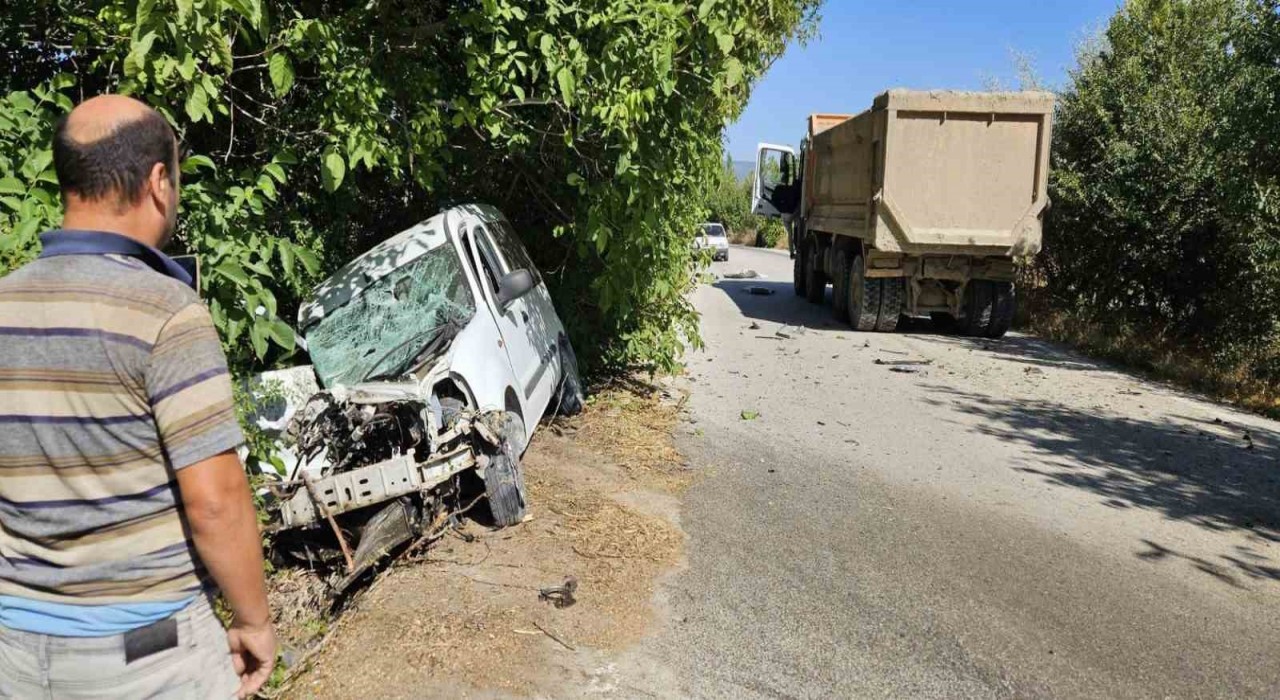 Burdurda otomobil ile kamyon çarpıştı: 1 ölü