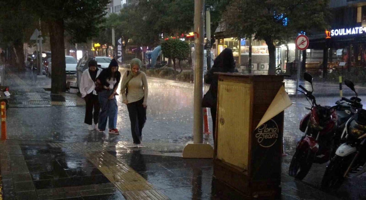 Burdurda sağanak yağış