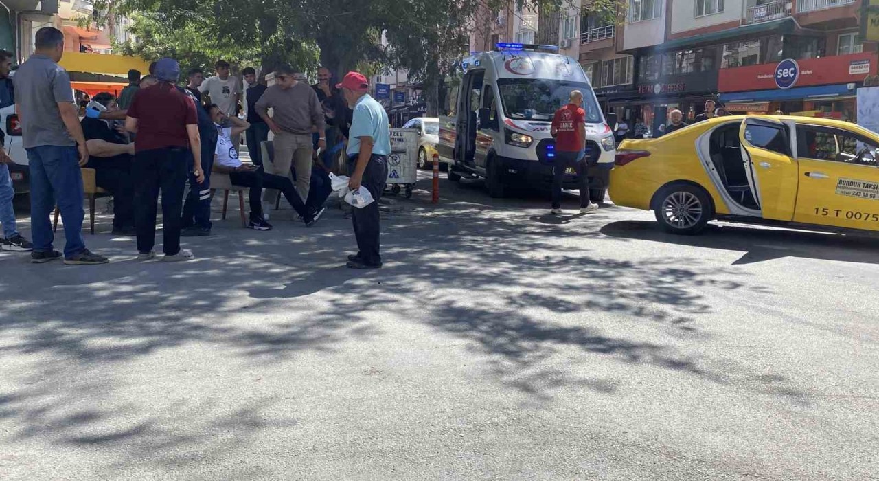 Burdurda ticari taksi ile otomobil çarpıştı: 3 yaralı