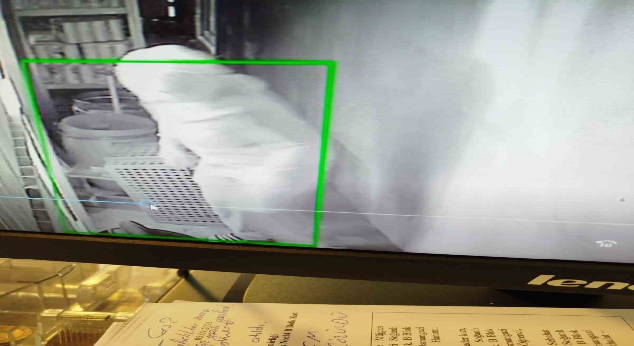 Bursada 3 hırsız yüzlerini kamufle edip kapattı, terlikten kimlikleri belirlendi