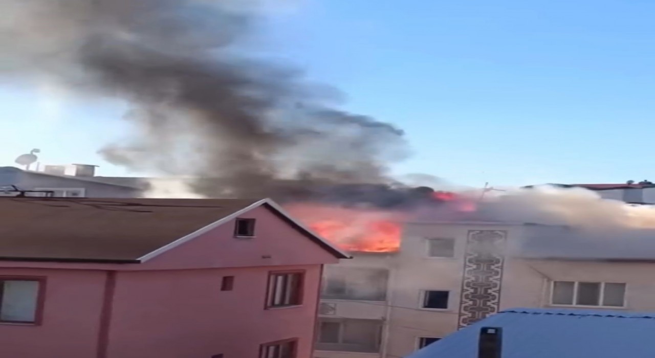 Bursada 3 katlı binanın çatısı alev alev yandı