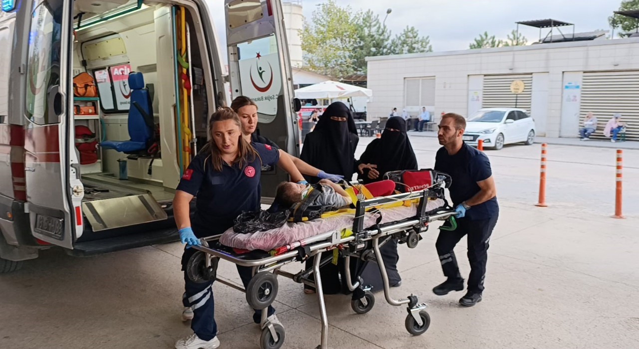 Bursada 3. kattan düşen çocuk ağır yaralandı