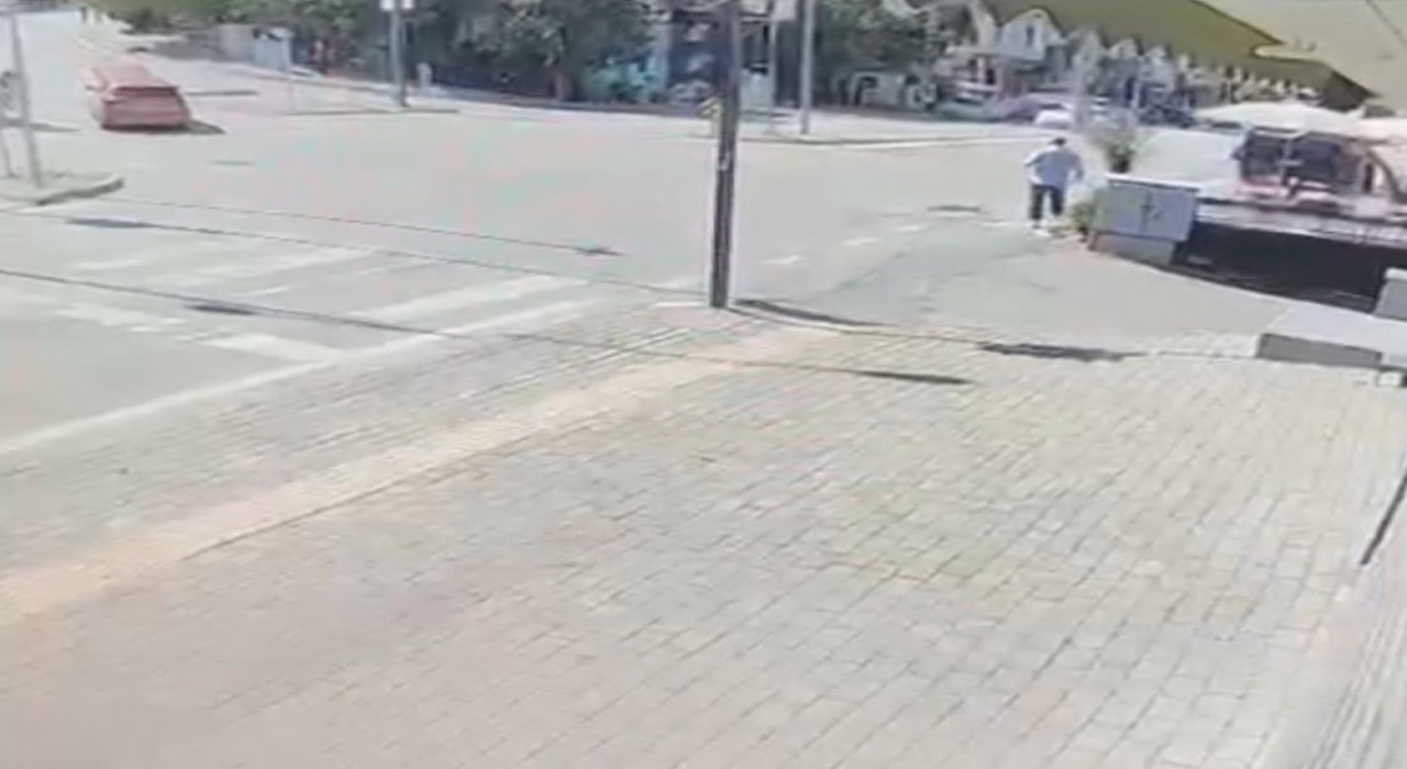 Bursada el freni çekilmeyen otomobil metrelerce geri gelip kuyumcuya daldı: 500 bin lira zarar