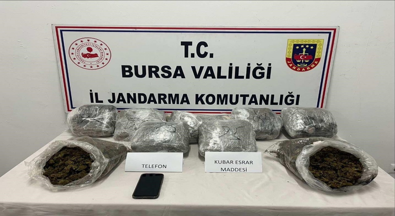 Bursada eve yapılan baskında 8 kilo 900 gram esrar ele geçirildi