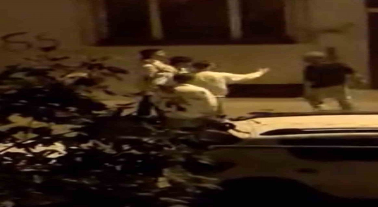 Bursada gençler sokak ortasında kavgaya tutuştu: Tekme tokat darp kameraya yansıdı