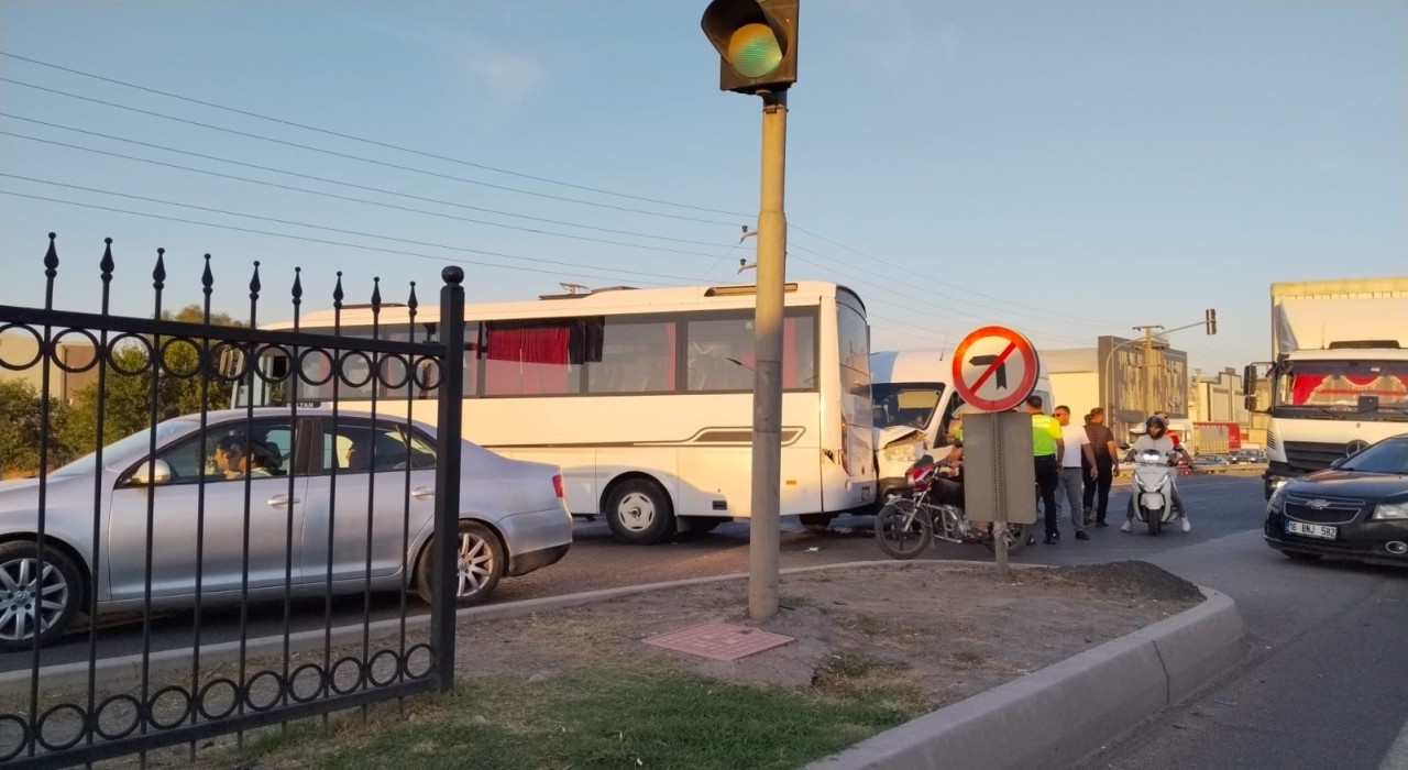 Bursada işci servisi ile yolcu minibüsü çarpıştı: 4 yaralı