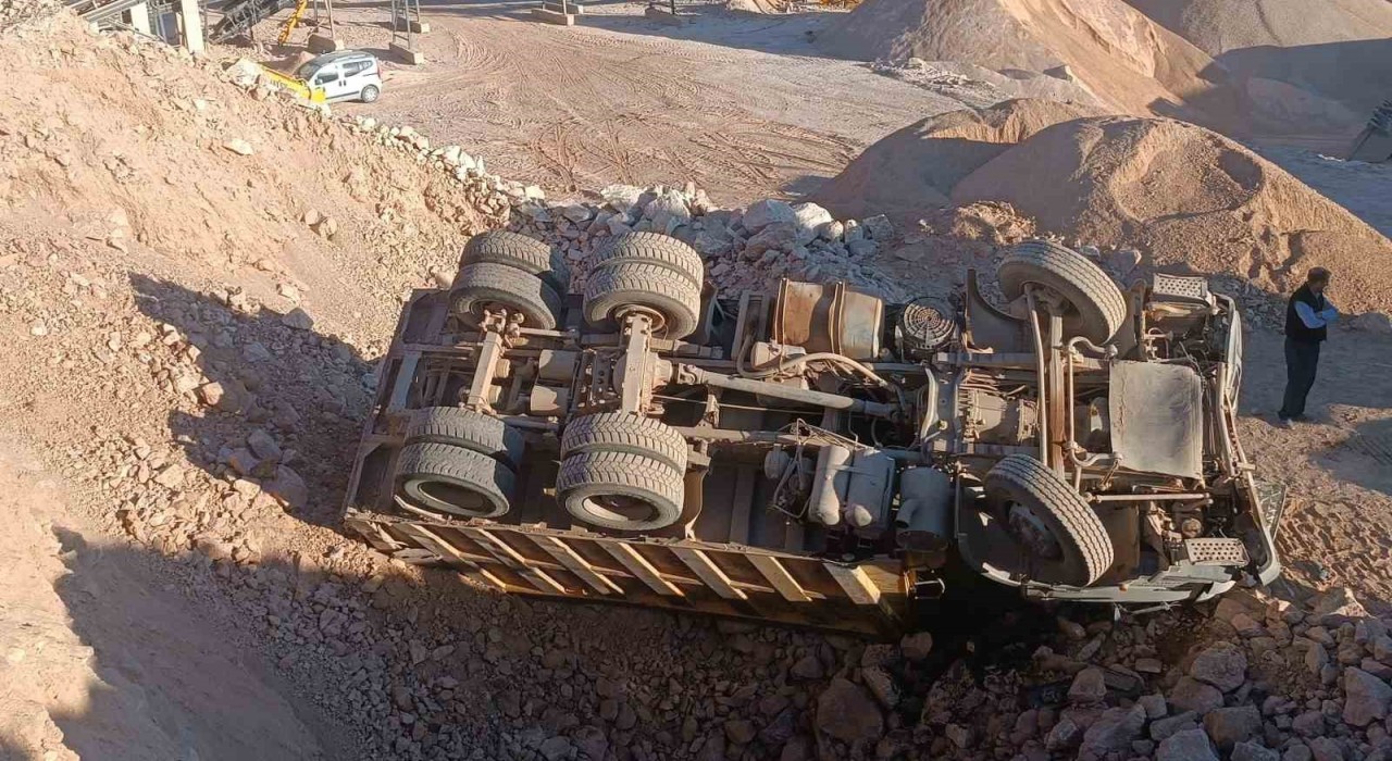Bursada kontrolden çıkan hafriyat kamyonu devrildi