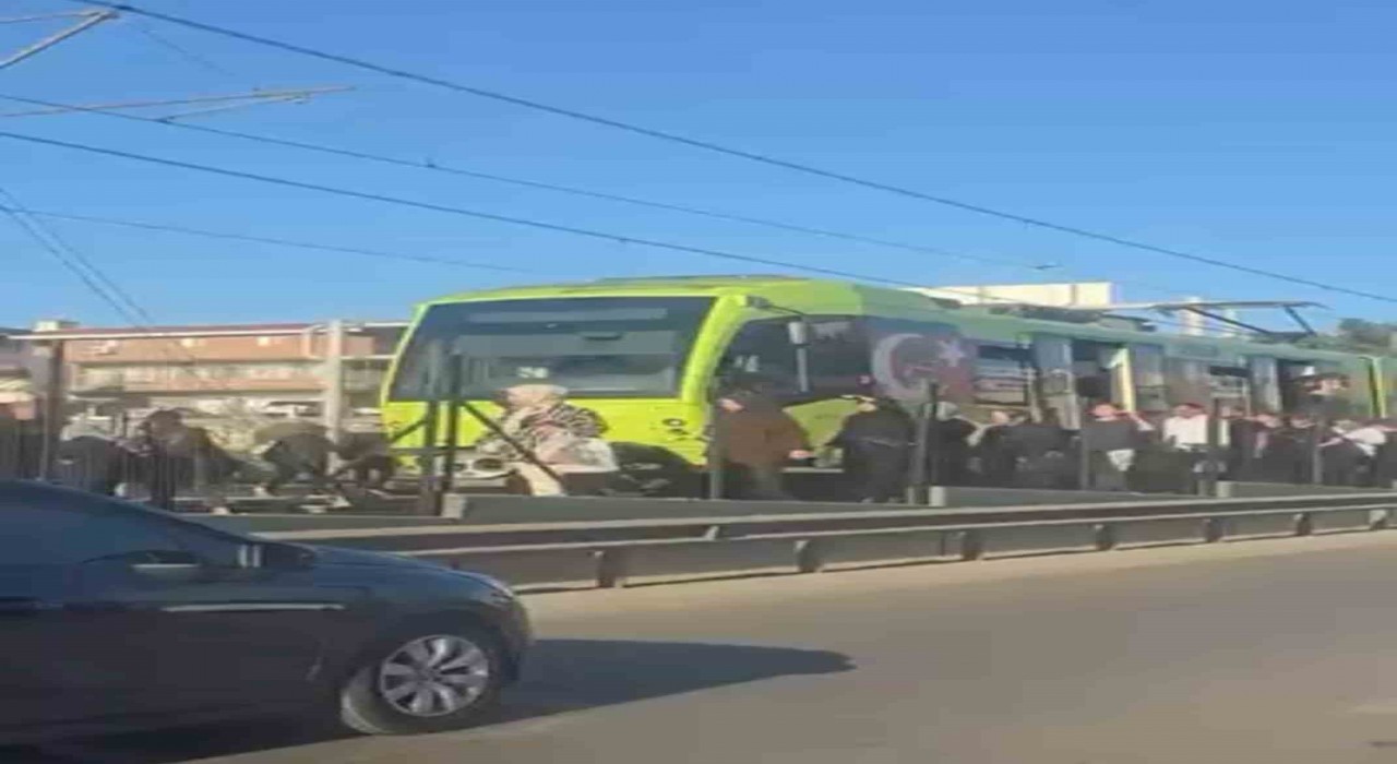 Bursada metro durdu, vatandaşlar raylardan yürüdü