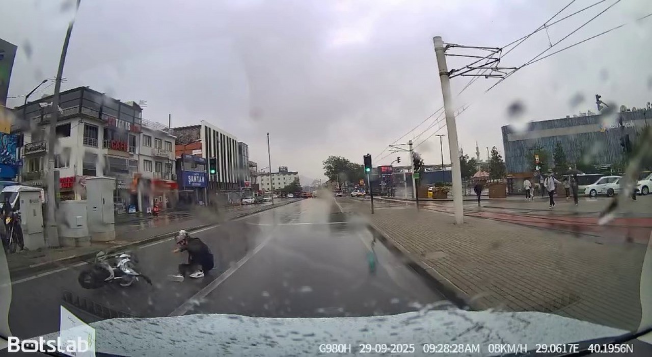 Bursada motosikletli yağışlı havada drift attı, yere kapaklandı
